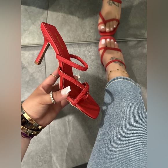 NEW! RED MID HEEL ELASTIC BANDS COMFORTABLE HEELS - Picture 3 of 3